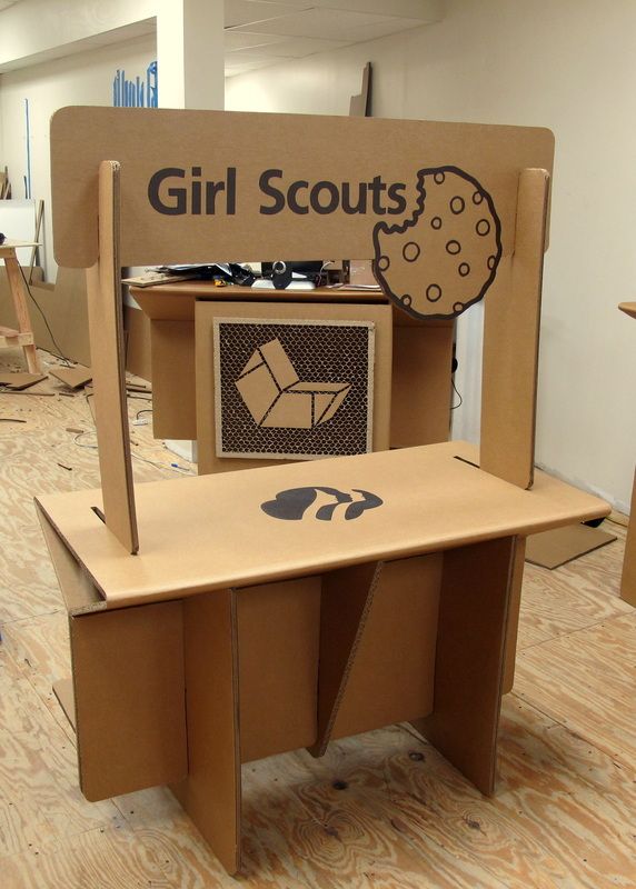 a cardboard chair made to look like an old tv set with the words girl scouts on it