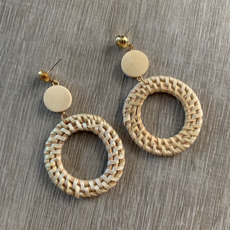 Natural Wicker/Rattan Earrings. Because Each Of These Earrings Are Handmade, They May Differ In Their Look. Lightweight And Stylish. Measures About 2.75" In Total. The Circle Has About A 1.75" Diameter. Style #X0145 #Accessories #Earrings #Jewelry #Minimal #Minimalist #Boho #Bohemian #Beachjewelry #Beachstyle #Wicker #Wickerearrings #Straw #Strawearrings #Raffia #Wood #Simple #Summer #Resort #Vacation #Vacay Elegant Woven Jewelry For Vacation, Elegant Round Natural Jewelry, Elegant Natural Round Jewelry, Elegant Natural Color Round Jewelry, Elegant Woven Dangle Earrings, Elegant Woven Earrings For Beach, Elegant Round Hoop Earrings For The Beach, Beige Woven Jewelry For Vacation, Handmade Beige Round Earrings