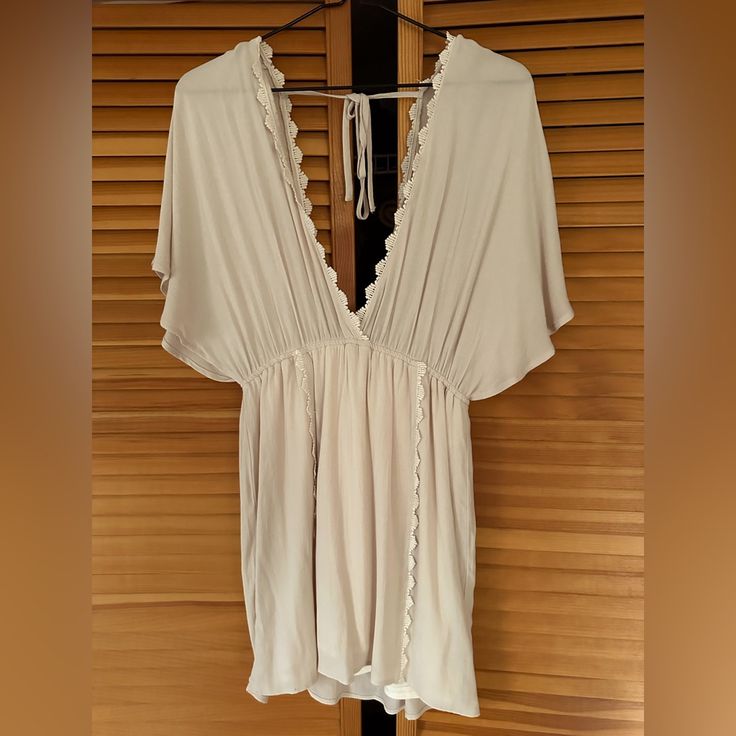 Tobi Dress, Size Small, Cream/Biege Color, Never Worn! Great Condition Beige Mini Dress With Lace Trim For Vacation, Summer Cream Mini Dress For Daytime, Beige Summer Mini Dress For Daywear, Beige Flowy Mini Dress For Summer, Summer Mini Dress In Cream For Daywear, Cream Short Sleeve Mini Dress For Vacation, Cream Flowy Mini Dress For The Beach, Off White Short Sleeve Mini Dress For Vacation, Cream Summer Dress For Daywear