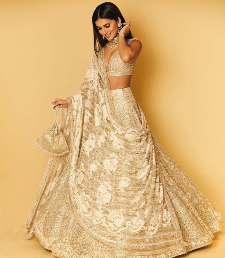 White And Gold Lehenga, Lehenga Draping Styles, Lehnga Photoshoot Poses, Dupatta Draping Styles, Dupatta Styling, Dupatta Draping, Gold Lehenga, Tara Sutaria, Dupatta Style