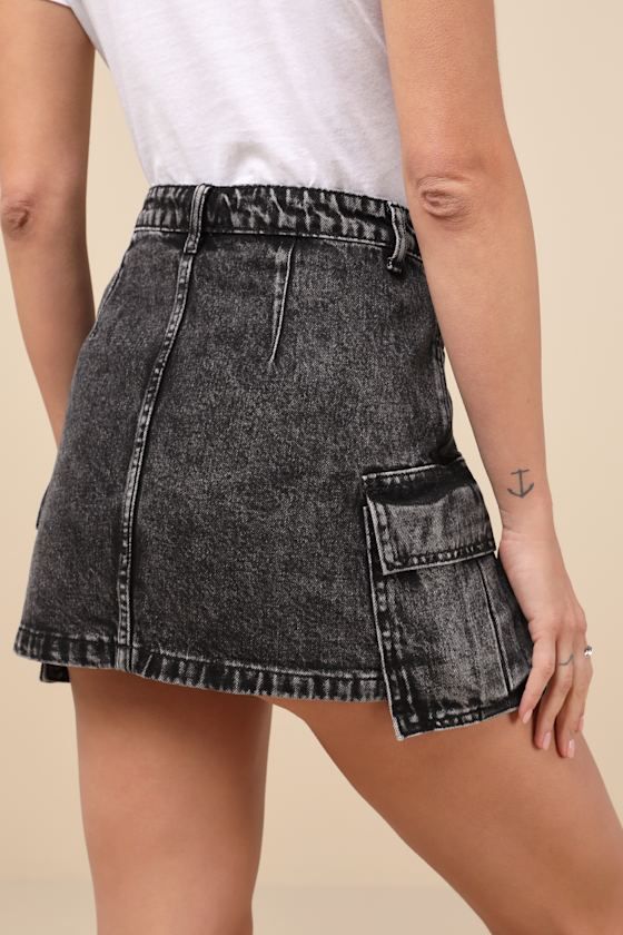 Everyone will be eyeing your iconic street style in the Steve Madden Letizia Black Acid Wash Denim Mid-Rise Cargo Mini Skirt! Sturdy cotton denim, with a trendy acid wash throughout, shapes this upgraded skirt that has a mid-rise fit with belt loops, hidden zip fly, and top button closure. Diagonal front pockets accent the figure-skimming silhouette, while cargo-inspired pockets overlap at the sides of the mini hem. Fit: This garment fits true to size. Length: Above mid-thigh. Size 6 measures 16 Iconic Street Style, Cargo Mini Skirt, Acid Wash Denim, Cargo Skirt, Acid Wash, Denim Wash, Steve Madden, Mini Skirt, Mid Rise