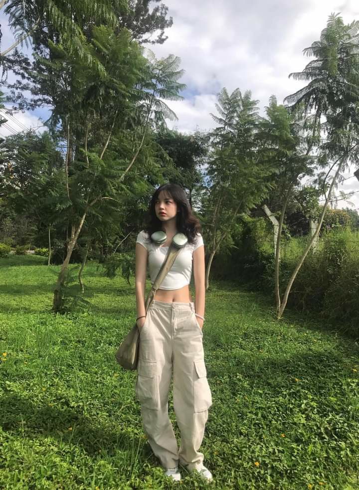 Cute Mountain Outfits, Summer Outfits Asian, Mountain Outfit Summer, Streetwear Women Summer, Nang Su Pearl, Su Pearl, Outfits Asian, Waterfall Ideas, Baggy Outfit Ideas