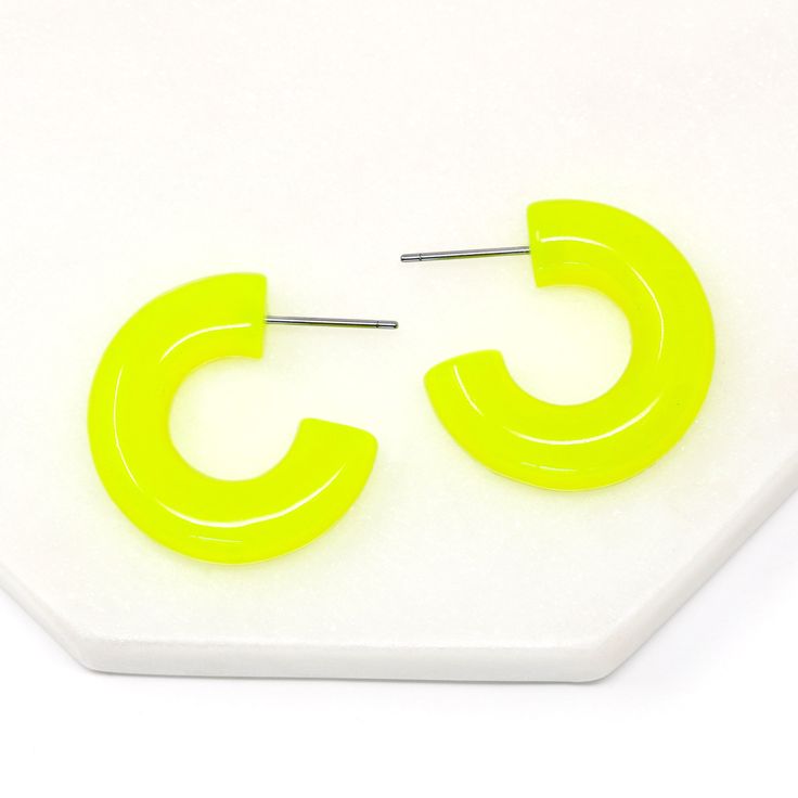 ❤️Bauble Sky Special❤️ ▪️All Items, Get 25% OFF ▪️Free Shipping Over $35 (USA domestic only) [Neon Resin Hoop Earrings]  :Upgrade your accessory with these simple and modern bold resin hoop earrings. With a diameter of 25mm, they provide a perfect balance of statement and understated elegance. The earrings feature a minimalist design crafted with high-quality resin material and are available in 4 bright colors, Neon Green, Neon Pink, Neon Yellow, and Tranquil Blue, adding a pop of color to any o Neon Yellow Earrings, Neon Resin, Neon Jewelry, Resin Hoop Earrings, Tranquil Blue, Yellow Neon, Green Neon, Pink Neon, Yellow Earrings