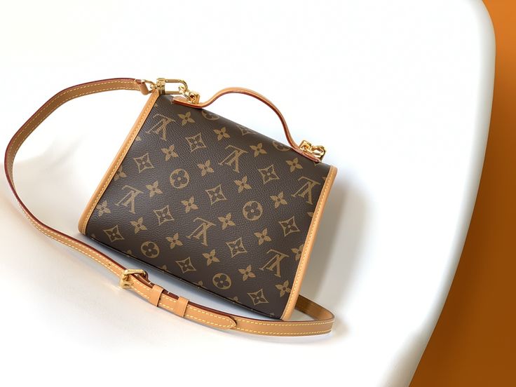 Nicolas Ghesquière focused on the retro trend of Ivy handbags for the 2020 early spring fashion show, recreating the charm of the Bel Air handbags that came out in 1994. Monogram canvas and natural calfskin with logo hook closure. Dimensions: 23.5 x 18.0 x 9.0 cm Spring Fashion Show, Early Spring Fashion, Louis Vuitton Yayoi Kusama, Louis Vuitton Capucines, Large Cosmetic Bag, Lv Purse, Lv Shoes, Medium Handbags, Lv Belt