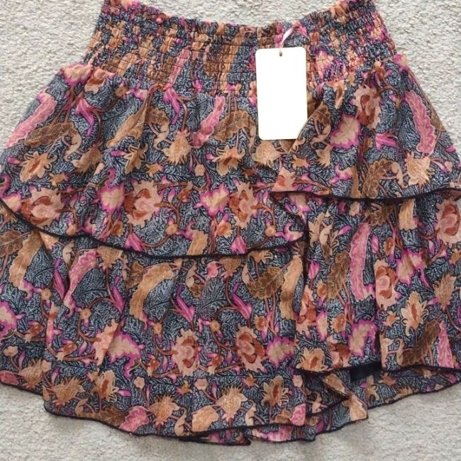 This Skirt Has Never Been Worn And Has It's Tags. It's Extremely Stretchy, Please See Waist Picture. It Has A Flower And Paisley Design With A Shiny Gold Thread Throughout. It Has Two Tiers And It's Completely Lined With A Black Under Material(Please See Pictures). It's Good For Any Season And For Women Or Juniors. Purple Floral Print Mini Skirt, Casual Purple Skirt With Elastic Waistband, Purple Mini Skirt With Elastic Waistband, Summer Floral Print Purple Mini Skirt, Purple Skirt With Elastic Waistband For Summer, Summer Purple Floral Print Mini Skirt, Purple Bohemian Mini Skirt, Purple Tiered Skirt For Day Out, Purple Floral Print Bottoms For Day Out