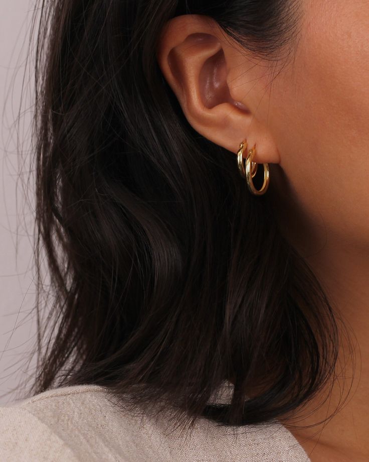 Gold / Silver Stacking Huggie Hoop Earrings  ◇ Hoop measures approx.:  Small - 14mm Large - 18mm  (handmade earrings vary slightly) ◇These earrings are sold as pair. ◇These earrings will arrive in an eco-friendly jewelry paper box, making it a nice gift to give a friend or keep for yourself. ◆ View more EARRINGS https://www.etsy.com/shop/eplusfjewelry?section_id=13190709 ◆ View ALL ITEMS https://www.etsy.com/shop/EFHANDMADEJEWELRY shop policies: https://www.etsy.com/your/shops/EFHANDMADEJEWELRY/ Two Hoop Earrings, Two Gold Hoop Earrings, Simple Earrings Aesthetic, Stud Hoop Earrings, Real Gold Hoop Earrings Small, Double Gold Hoop Earrings, Medium Gold Hoop Earrings, Good Hoops Earrings, Gold Earrings Two Holes