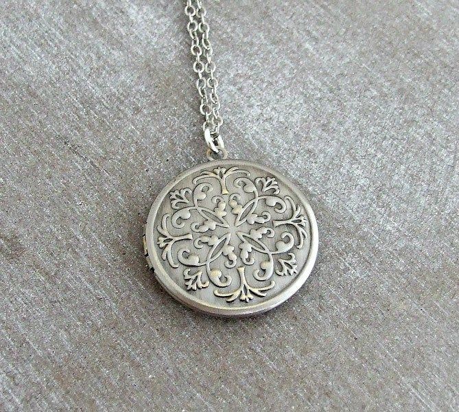 Round shaped locket with a Moroccan inspired design on the front. The locket is antique silver plated style and has a plain back Locket is 32 mm (approx 1 1/4 inches) Chain is antique silver plated and comes in a variety of lengths To see our full range of lockets please click here https://www.etsy.com/uk/shop/beadishdelight?ref=seller-platform-mcnav&section_id=26380425 Any questions, please ask Thank you for visiting Beadish Delight Oxidized Silver Locket Necklace Gift, Silver Locket Necklace With Oxidized Finish As Gift, Ornate Antique Silver Pendant Locket Necklace, Vintage Silver Flower Pendant Locket Necklace, Antique Silver Medallion Locket Necklace, Antique Silver Medallion Locket Necklace With Vintage Charm, Nickel Free Silver Medallion Locket Necklace, Silver Medallion Locket Necklace With Vintage Charm, Nickel-free Silver Medallion Locket Necklace