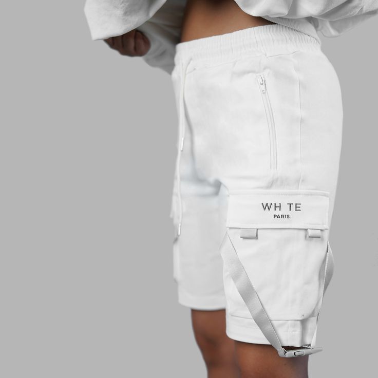 Le short noir est doté de deux poches, avec le logo Blvck brodé au-dessus de la poche avant. Il possède une taille élastique et est parfait pour une journée décontractée.
Matériel : denim en coton élastique doux, composé de 97% de coton et de 3% d'élasthanne.
Le modèle porte une taille S et mesure 1m67. Short Cargo, Short Noir, Shorts Cargo, Front Pocket, 3 D, Elastic Waist, Tokyo, Elastic