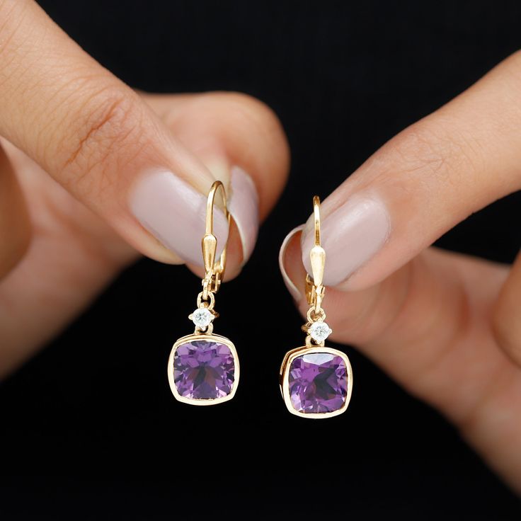 Productdetails
Geniet van de allure van deze boeiende oorbellen. Deze Amethist-oorbellen zijn versierd met Cushion Cut Amethyst-edelstenen die veilig zijn genesteld in de ringinstellingen en ronde diamanten edelstenen in een griffenzetting. Ze zijn verkrijgbaar in verschillende metalen opties. De hendelsluiting aan de achterkant zorgt ervoor dat ze op hun plaats blijven en biedt zowel stijl als veiligheid.

Productinformatie

SKU
SHP-OORBELLEN122110396


Gewicht
1,80 g (bij benadering)



AMETHI Colour Stone Earrings, Amethyst Earring, Colour Stone, Amethyst Gem, Diamond Drops, Diamond Drop Earrings, Amethyst Earrings, 4 20, Cushion Cut