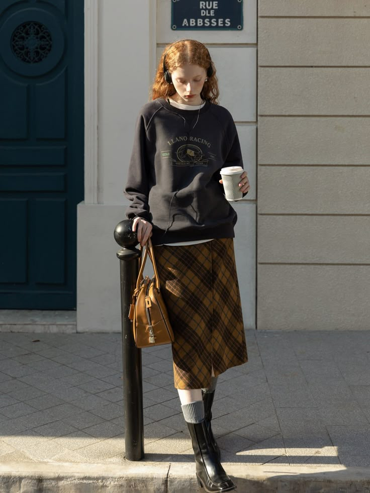 A wool skirt with a tartan check pattern that will make you look like an elegant and classy British lady. Made of thick wool, it has a pocket on the front and is decorated with gold-colored buttons. This item is easy to match with casual tops. 
 
 
 Size 
 
 
 XS size 
 
 Total length: 73cm 
 Waist: 60cm 
 Hip: 85cm 
 
 S size 
 
 Total length: 74cm 
 Waist: 64cm 
 Hip: 89cm 
 
 M size 
 
 Total length: 75cm 
 Waist: 68cm 
 Hip: 93cm 
 
 L size 
 
 Total length: 76cm 
 Waist: 72cm 
 Hip: 97cm Long Woolen Skirt, Tartan Check Pattern, Wool Midi Skirt Outfit, Remus Core, Plaid Midi Skirt Outfit, Check Skirt Outfit, Wool Skirt Outfit Winter, English Country Style Outfits, Winter Outfits Skirt