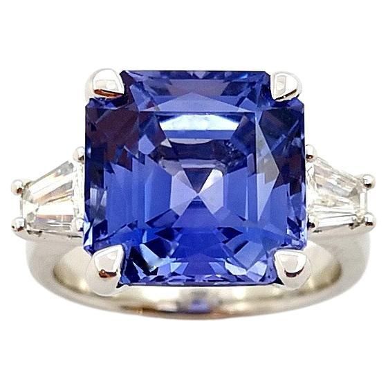 a blue sapphire and diamond ring with three baguets on the side, set in 18k white gold