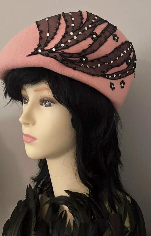 Vintage Woman's Hat Pink Wide Brim Mini Hat For Winter, Pink Winter Hat With Short Brim, Pink Short Brim Winter Hat, Pink Wide Brim Cloche Hat For Winter, Fitted Pink Brimmed Felt Hat, Pink Fitted Brimmed Felt Hat, Pink Brimmed Felt Hat, Pink Cap For Fall, Pink Brimmed Costume Hat For Winter