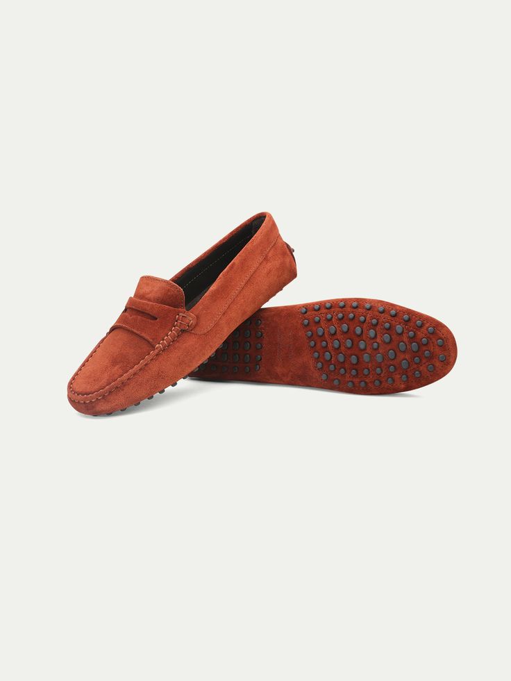 These Aurélien Moccasins Driving Shoes Red for Women Size 8.5 symbolize Mediterranean style and ultimate comfort. A combination of traditional details and a contemporary twist. This model is made in  Suède. The  Shoes are made entirely by hand in Italy. For exclusive, luxurious and handmade Italian Shoes you've come to the right place at Aurélien! Womens Driving Loafers, Orange Accessories, Moccasins Women, Moccasins Mens, Driving Moccasins, Italian Shoes, Driving Loafers, The Black Keys, Driving Shoes