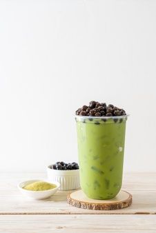 a green smoothie with raisins in it