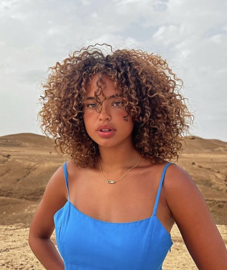 Sunkissed Curly Hair, Blonde 3c Hair, Light Skin Hair Color, Hair Chestnut Brown, Brown Hair Curly, Auburn Brown Hair, Ginger Curls, Curly Hair Color Ideas, Paola Locatelli