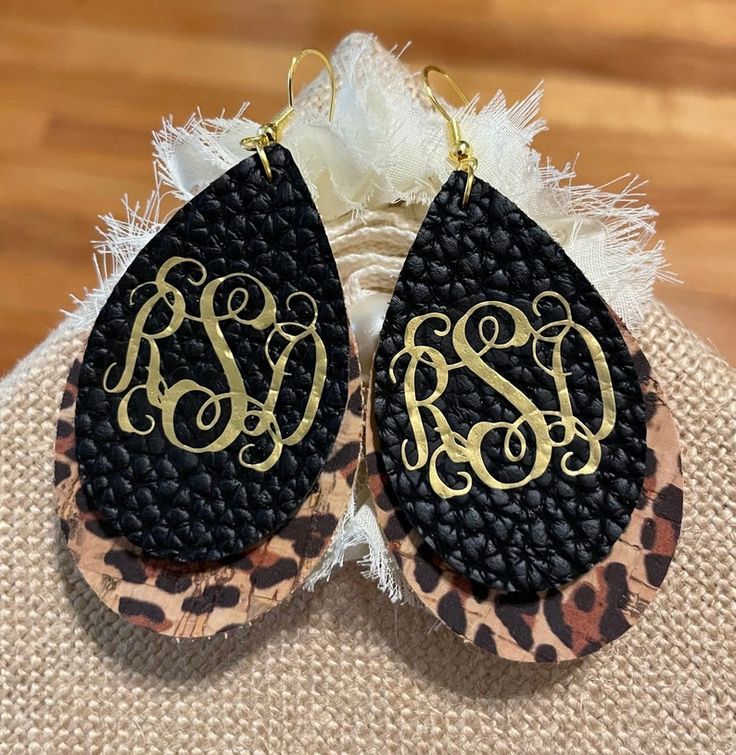 Leather Earrings Cricut, Cricut Earrings, Leather Jewelry Making, Earring Inspo, Monogram Earrings, Leather Earring, Diy Jewlery, Faux Leather Earrings, Earrings Diy