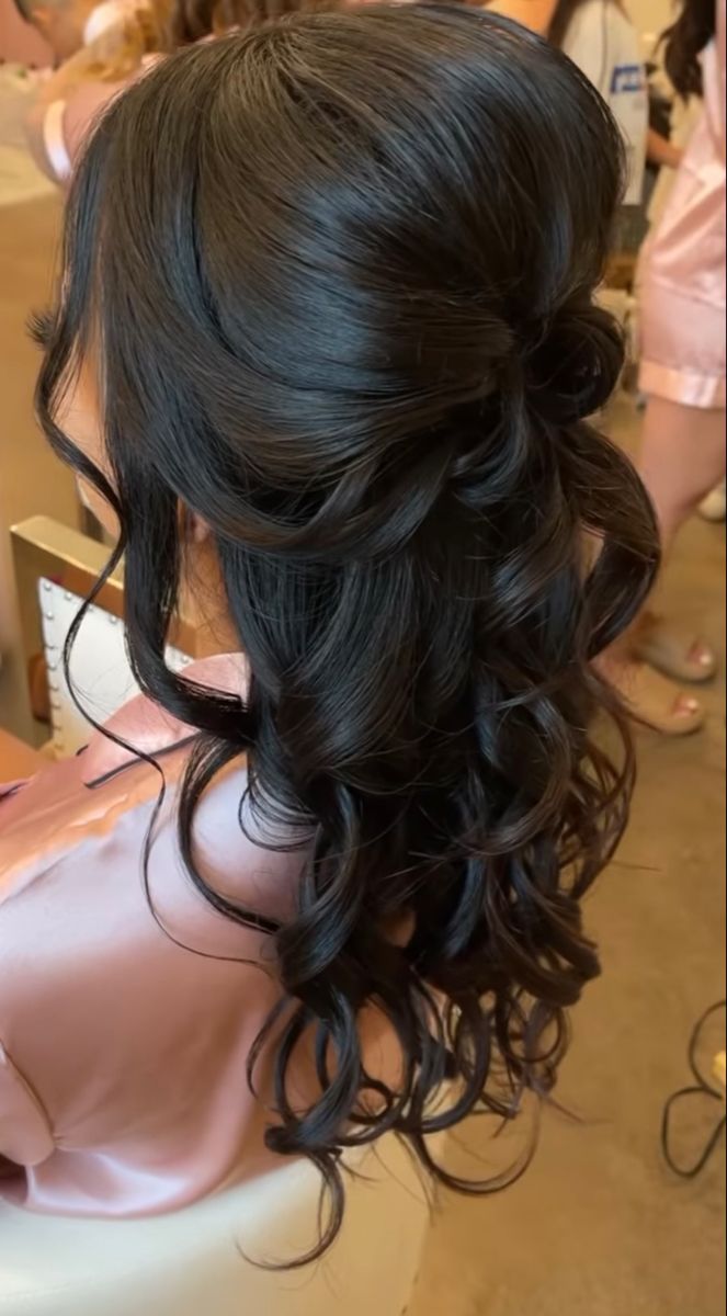 Hairstyles For Short Hair Quinceanera, Hairstyles For A Sweet 16 Guest, Loose Quince Hairstyles, Quince Hair For Short Hair, Hair For Quince Guest, Quince Hair Straight, Hair For Damas Quince, Hair For Quinceanera Hairstyles, Dama Hair Styles