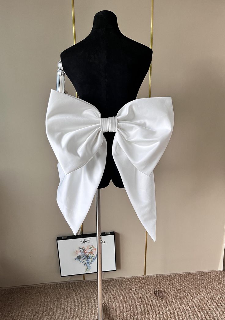 This high-end satin bow stands out with its exquisite craftsmanship and elegant design. The pin cleverly fixed on the back allows you to easily fix it anywhere you want. Whether as an embellishment of clothing or as a matching accessory, it can add a unique beauty to your overall look. This bow is not only suitable for various occasions, but also shows the wearer's taste and personality. Whether it is daily wear or a special party, it can make you the focus and attract everyone's attention. Let Luxury Detachable Bow Tie, Chic Satin Bow For Party, Chic Satin Bow With Ribbon Details, Chic Satin Bow With Ribbon, Chic Satin Bow For Formal Occasions, Chic Evening Bow With Detachable Feature, Chic White Wedding Bow, Chic White Satin Bow, Chic Party Bow Tie With Ribbon