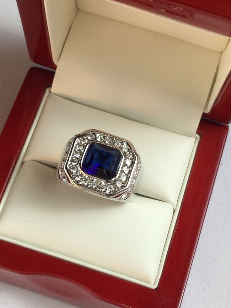 Antiques Art Deco Style Silver Blue Sapphire Glass Ring Un grande anello essenziale ed elegante. Argento, un grande zaffiro blu in vetro e tanti piccoli strass. Condizioni come da foto Accessori non compresi Modern Blue Sapphire Ring For Formal Occasions, Blue Sapphire Crystal Ring For Formal Occasions, Modern Blue Diamond Ring As Gift, Elegant Rectangular Blue Sapphire Ring, Modern Blue Diamond Ring As A Gift, Formal Sapphire Ring Jewelry, Blue Sapphire Ring For Party, Modern Blue Diamond Ring For A Gift, Sapphire Ring For Formal Occasions