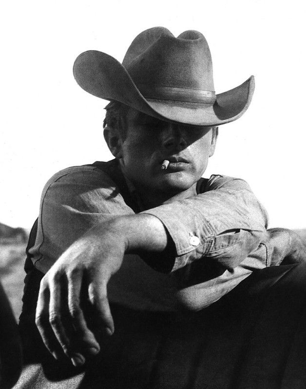 James Dean in Giant (1956). I'd never have dated a smoker, but James Dean would have sure made me think about it! :D Western Photography, Cowboy Aesthetic, Wilde Westen, Western Aesthetic, Cowboy Art, James Dean, Steve Mcqueen, Western Art, White Photo