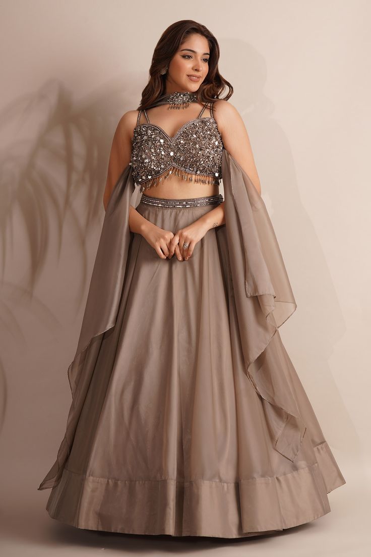 Earthy Tone Lehenga, Sleeveless Blouse Embroidery Designs, Indian Reception Dress, Champagne Lehenga, Trending Lehenga Designs, Lehenga Patterns, Trendy Lehenga Designs, Brown Lehenga, Lengha Design