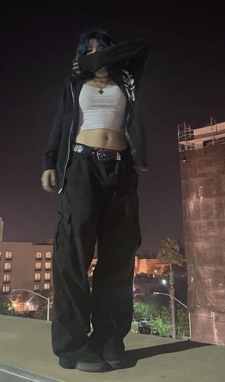 Y2k Black Cargo Pants Outfit, Grunge Outfits Crop Tops, Style Inspiration Y2k Grunge, Black Cargo Pants Outfit Acubi, Dark Baggy Clothes Aesthetic, Baggy Fits Aesthetic Street Styles, Goth Cargo Pants Outfit, Grunge Airport Outfit, Baggy Jeans Outfit Aesthetic Korean