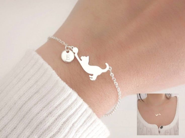 Personalized Bracelet Initial Engraved Cat Necklace Cat Jewelry Cat's lover gift Christmas Gift SORRY I USE GOOGLE TRANSLATE Here is our new model for all cat lovers! Choose between the small cat bracelet or necklace and personalize it with an initial. A perfect gift idea for your sister, your mom or just to make you happy. Delicate chain and choice of 3 colors in the options. Completely made of stainless steel, this jewel is hypoallergenic and will not tarnish. We will engrave the disc with the Souvenir Jewelry, Rose Gold Initial, Cat Bracelet, Bracelet Initial, Animal Necklace, Monogram Jewelry, Bff Gifts, Cat Jewelry, Pet Necklace