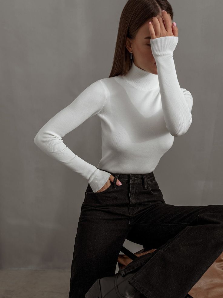 Elegant Stretch Sweater With Long Sleeves, Elegant Long Sleeve Stretch Sweater, Elegant Ribbed Winter Sweater, White Fitted Sweater For Layering, White Ribbed Long Sleeve Turtleneck, Elegant Stretch Sweater For Fall, Trendy Mock Neck Top For Winter, Winter White Turtleneck Top, Fitted Turtleneck Plain Top