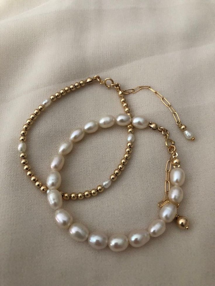 Modern Pearl Jewelry, Pola Manik, Gold Pearl Bracelet, Gelang Manik-manik, Preppy Jewelry, Gelang Manik, Jewelry Accessories Ideas, Jewelry Essentials, Classy Jewelry