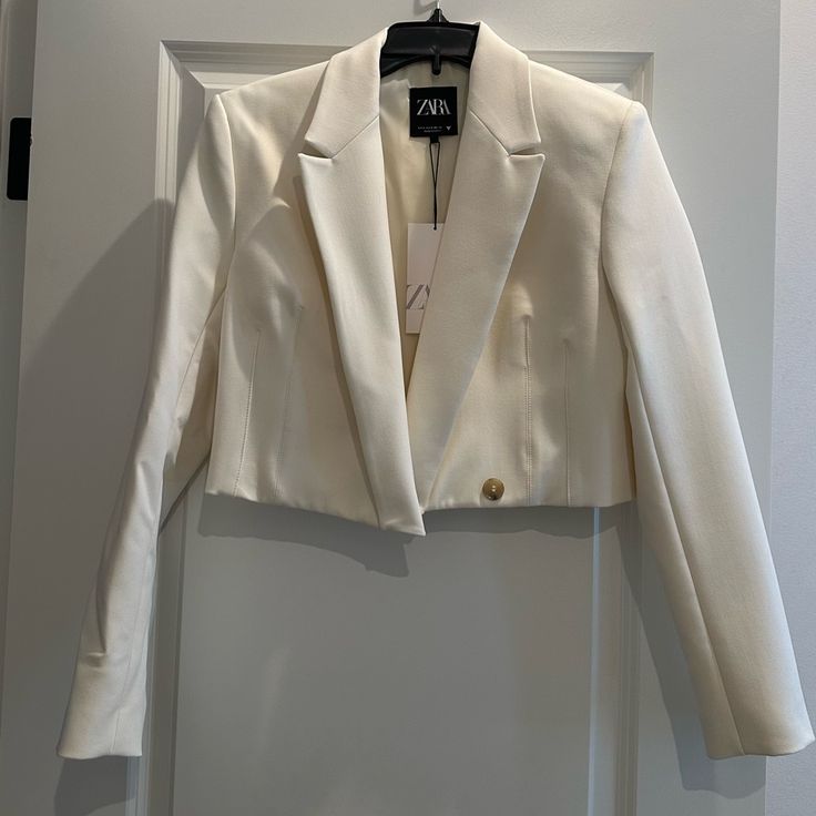 Cropped Blazer With Hidden Button Closure. Brand New. Has The Slightest Shoulder Padding. Luxury Zara Formal Blazer, Crop Blazer Outfits For Women, Zara Cropped Blazer, Cropped Blazer Outfit, Ivory Blazer, Blazer White, Zara Blazer, Crop Blazer, Zara White