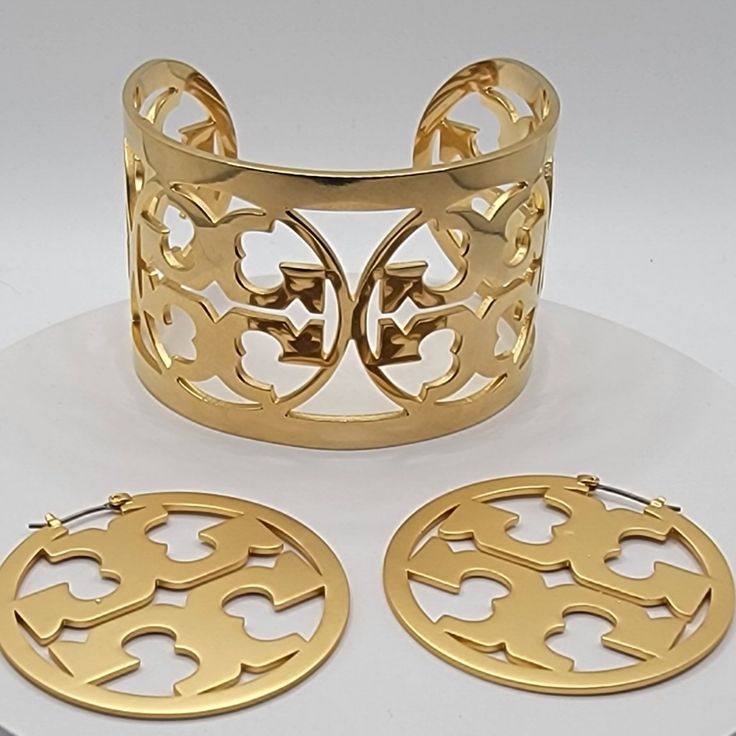 Tory Burch Bracelet, Earrings Logo Gold Set Tory Burch Jewelry Gold, Tory Burch Set Jewelry, Bedazzled Shoes Diy, Tory Burch Watch, Tory Burch Outfit, Tory Burch Bracelet, Bedazzled Shoes, Nameplate Bracelet, Tory Burch Earrings