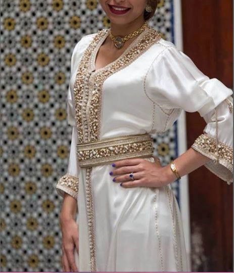 Pour votre mariage porter un caftan blanc en satin duchesse ou takchita marocaine traditionnelle de la nouvelle gamme disponibles sur notre boutique de caftan marocain de luxe qui vous présente un choix large de meilleures styles et modèles de caftan satin duchesse e meilleurs qualité et bénéficiez les meilleurs prix possible pour toute commande de caftan Blanc en… Read More » Caftan Satin, Moroccan Wedding Dress, Caftan Gallery, Caftan Simple, Morocco Fashion, Hijab Dress Party, Moroccan Clothing, Moroccan Kaftan, Moroccan Fashion