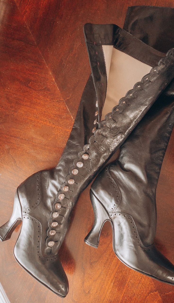 Learn my methods step-by-step for crafting early-20thC-inspired high-heeled knee-high button boots! Following the same patternmaking techniques used historically, as documented in books from the era. This complete start-to-finish, pre-recorded course will allow you to learn at your own pace. Divided into 10 chapters, this is my most extensive and most detailed course yet! The methods are broken down to a beginner level, however, please note that these types of boots are of a more ADVANCED nature. A materials list is included. THIS IS WHAT YOU'LL LEARN: - Patternmaking for high-heeled knee-high button boots (applicable for creating shorter versions as well!) - Clicking - Overview of skiving - Broguing - Closing (stitching everything together) - Stiffeners (how to make and apply them) - Inso Old Money Goth, Edwardian Shoes, Types Of Boots, Button Boots, Accessory Inspo, Character Design Ideas, Dream Shoes, Shoe Size Chart, Cute Shoes