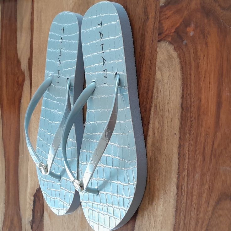 New With Tag Tahari Croc Pattern Thong Sandals T Logo Silver Color Rubber Sz Tag 7 -True To Sz Also Fits 6.5 From A Smoke Free Home Questions? Ask Below By Commenting Follow Like & Share As I Update Weekly With New Items & Drop Prices On Liked Items Curate Your Own Style - Bundle With Other Items For Additional Savings And Pay One Shipping Check Out My Reviews & Bio Tan Round Toe Flip Flops For Summer, Tan Flip Flops For Summer, Adjustable Tan Sandals For Vacation, Tan Flat Sandals For Beach, Tan Toe Post Sandals For Beach, Casual Tan Flip Flops For The Beach, Tan Open Toe Flip Flops For The Beach, Tan Flat Flip Flops For Vacation, Tan Vacation Flip Flops