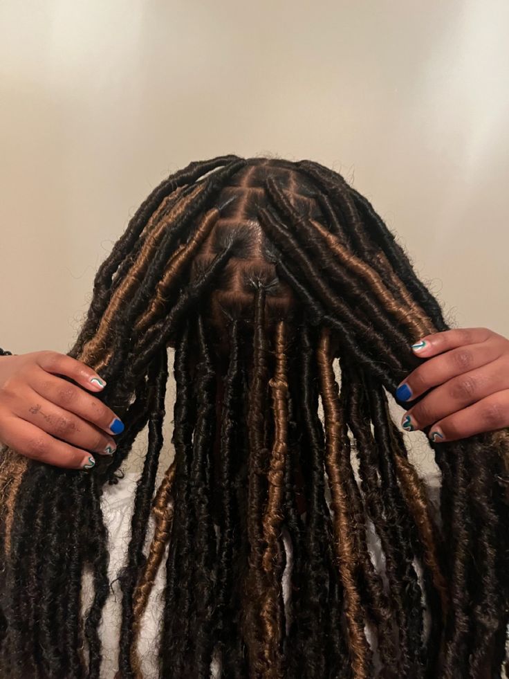 Soft Locs With Brown Highlights, Dark Brown Soft Locs, Black And Brown Soft Locs, Peekaboo Soft Locs, Brown Soft Locs, Cute Box Braids, Soft Locs, First Day Outfit, Hair Magic