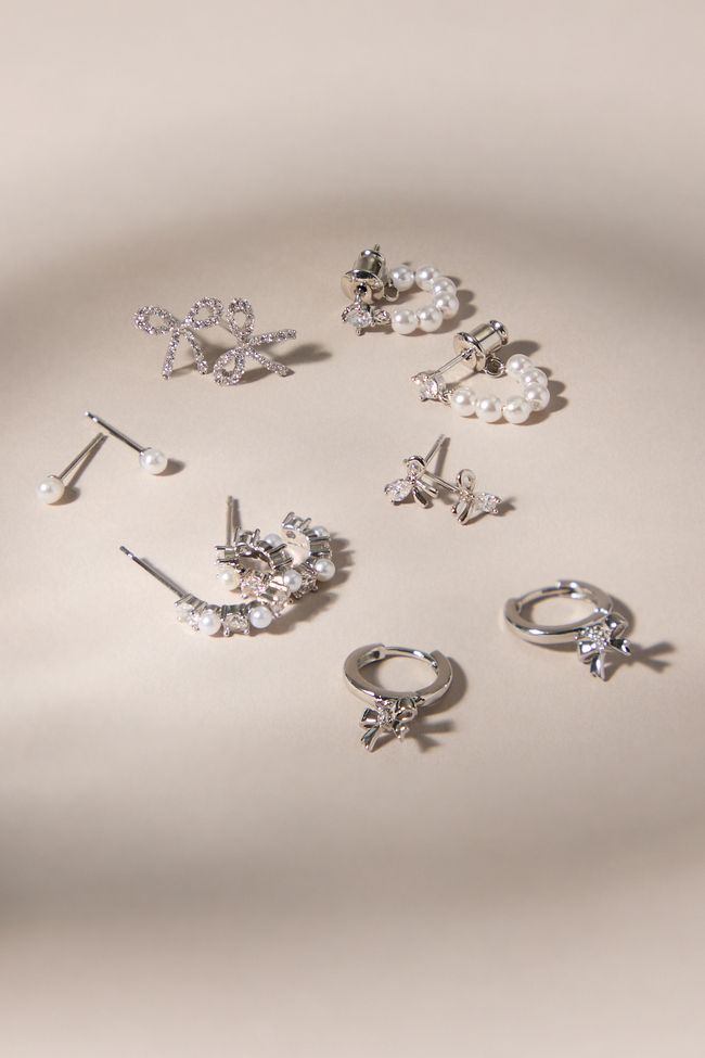 This versatile 6-pack of silver earrings offers a delightful mix of styles, featuring delicate studs and mini hoops adorned with charming bow details and shimmering pearl accents. Elevate your everyday look or add a touch of elegance to special occasions with this curated collection, perfect for expressing your unique style. Dainty Silver Hoop Earrings For Party, Delicate Pearl Earrings, Taylor Swift Christmas, Hoop Earring Set, Earrings Aesthetic, Silver Pearl Earrings, Mini Hoop Earrings, Hoop Earring Sets, Accessories Jewelry Earrings