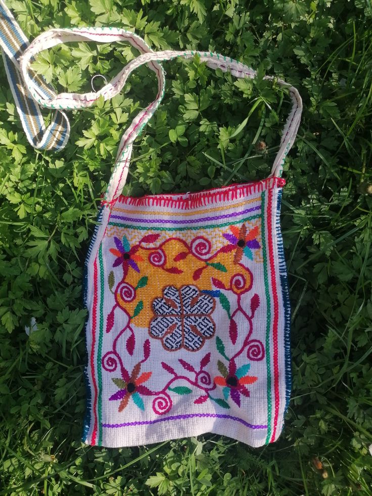 This Shipibo bag is from Peru, fromSan Francisco region Ucayali. Bohemian Natural Mobile Phone Bag, Traditional Multicolor Shoulder Bag With Removable Pouch, Traditional Multicolor Rectangular Bag, Embroidered Natural Tote Shoulder Bag, Natural Embroidered Tote Bag, Natural Color Embroidered Tote Bag, Multicolor Embroidered Rectangular Bags, Traditional Satchel Beach Bag, Travel Hobo Bag With Multicolor Embroidery