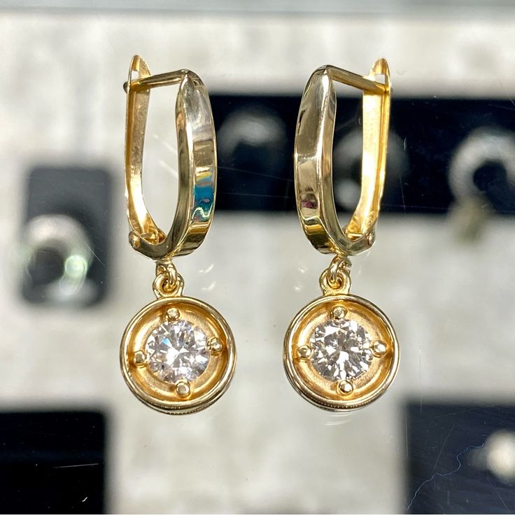 14k Yellow Gold 1 Carat Diamond Dangle Drop Earrings New With Tags!! Retail Price: $2695 1 Carat Total Weight 0.50 Carat Each; 5mm Stone Genuine Diamonds, Solid Gold Color: G - H ~ Clarity: Vs2 - Si1 14k Yellow Gold, Thick, Heavy, Substantial Lever Back Huggie Style Hoops Earrings With Genuine 0.50 Carat Diamond On Each Earring. Total Carat Weight = 1 Carat. ~*Excellent Stones*~ Nice, Bright, Clear, Shiny Diamonds!! Well Made, 3.54 Grams Vintage, 14k, Yellow Gold, Easter, Graduation, Wedding, Br Luxury 14k Gold Halo Earrings, Luxury Yellow Gold Earrings With Halo Design, Elegant Yellow Gold Halo Earrings, Elegant Gold Huggie Earrings With Halo Design, 14k Gold Earrings With Halo Design In Yellow Gold, 14k Yellow Gold Halo Design Earrings, 14k Yellow Gold Halo Earrings, Formal 14k Gold Hoop Earrings With Bail, Luxury Halo Design Dangle Earrings