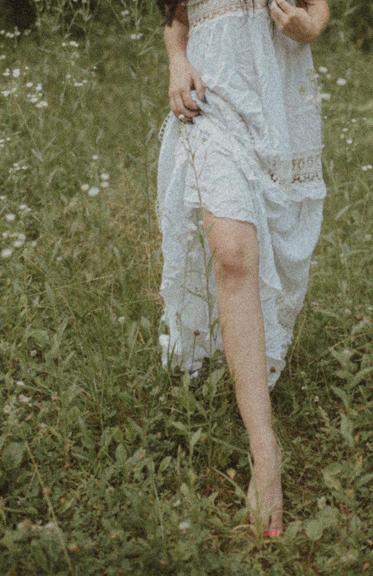 Cottage core aesthetic, summer vibes Dreamy Fairy Photoshoot, Folklore Photoshoot Ideas, Dark Cottage Core Photoshoot, Fairy Core Photoshoot, Fairy Garden Photoshoot, Cottagecore Aesthetic Photoshoot, Petra Core, Garden Photoshoot Aesthetic, Core Fashion Aesthetic