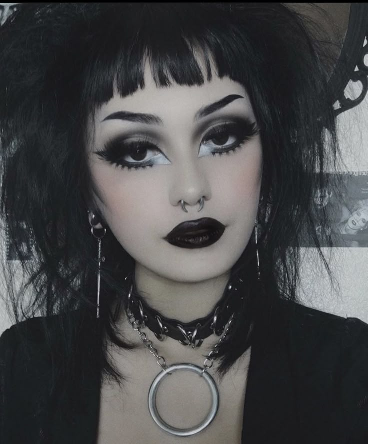 Makeup Edgy, Gothic Eye Makeup, Maquillage Goth, Goth Makeup Looks, Trad Goth Makeup, Goth Eye Makeup, Alt Makeup, Trad Goth, Swag Makeup