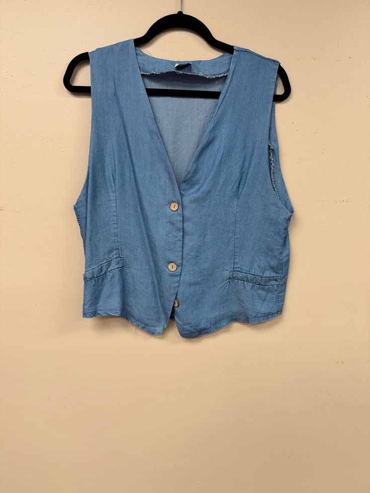 Italian Linen Vest / Top. Meo Meli, Style L11774, Southern Exposure Style, NT by Amati. NT 7580 Linen Vest, Winter Tops, Clothing Hacks, Fall Shopping, Hat Shop, Vest Top, Dark Denim, Summer Collection, Apparel Accessories