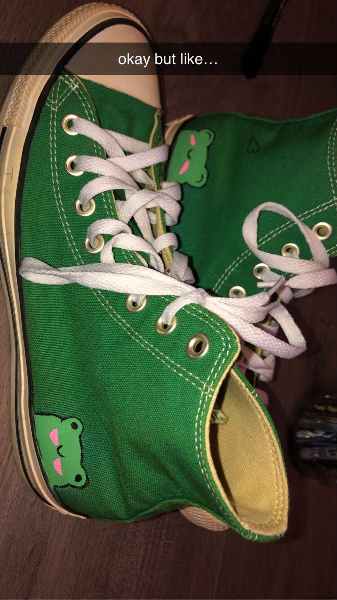 Custom Frog Shoes, Green Shoe Painting Ideas, Painting On Shoes Converse, Green Custom Converse, Converse Shoe Painting Ideas, Shoe Design Converse, Painting Ideas On Converse, Converse With Designs, Converse Designs Diy Paint