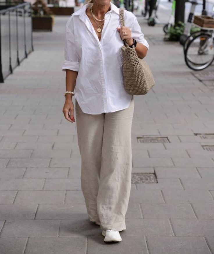 Stylish Mom Outfits Summer Classy, Classy Linen Pants Outfit, Linen Outfits For Women Classy Chic, Elegant Spring Outfits Classy, Lenin Outfits Women, Linen Shirt Outfit Women Summer, What To Wear Under White Pants, White Linen Outfits For Women, Linen Womens Clothes