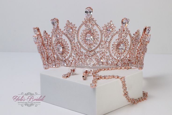 Rose Gold Quinceanera Theme, Quince Accessories, Gold Quinceanera Theme, Quince Crowns, Rose Gold Quinceanera, Quince Themes, Quinceanera Tiaras, Quinceanera Themes Dresses, Quinceanera Crown