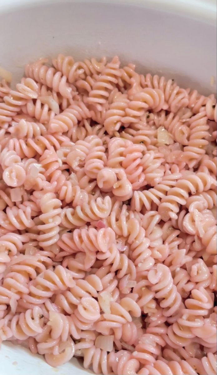 Pink rotini pasta in a serving bowl. Food Science Experiments, Pink Party Foods, Pink Pasta, Valentines Party Food, Galentines Day Ideas, Pink Snacks, Family Dinner Night, Galentines Party, Valentine Dinner