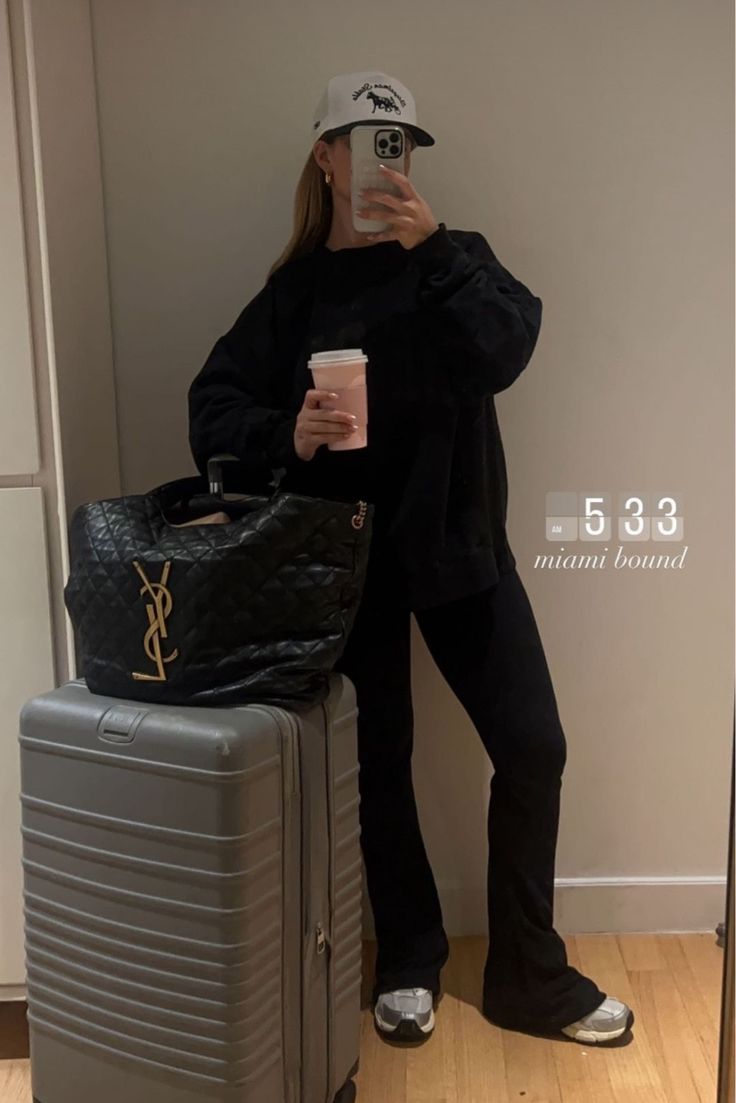 Cute Airport Outfit Winter, Airport Style Comfy, Plane Outfit Airport Style, Airport Outfit Comfy, Danielle Carolan, Airport Outfit Winter, Cute Airport Outfit, Plane Outfit, Comfy Airport Outfit