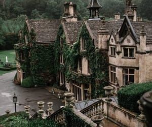 an old building with ivy growing on it