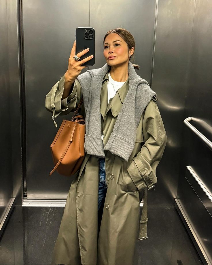 Trench Vert, Olive Green Outfit, Chica Chola, Latina Outfits, Green Trench Coat, Trench Coat Outfit, Estilo Indie, Earthy Outfits, Corporate Outfits