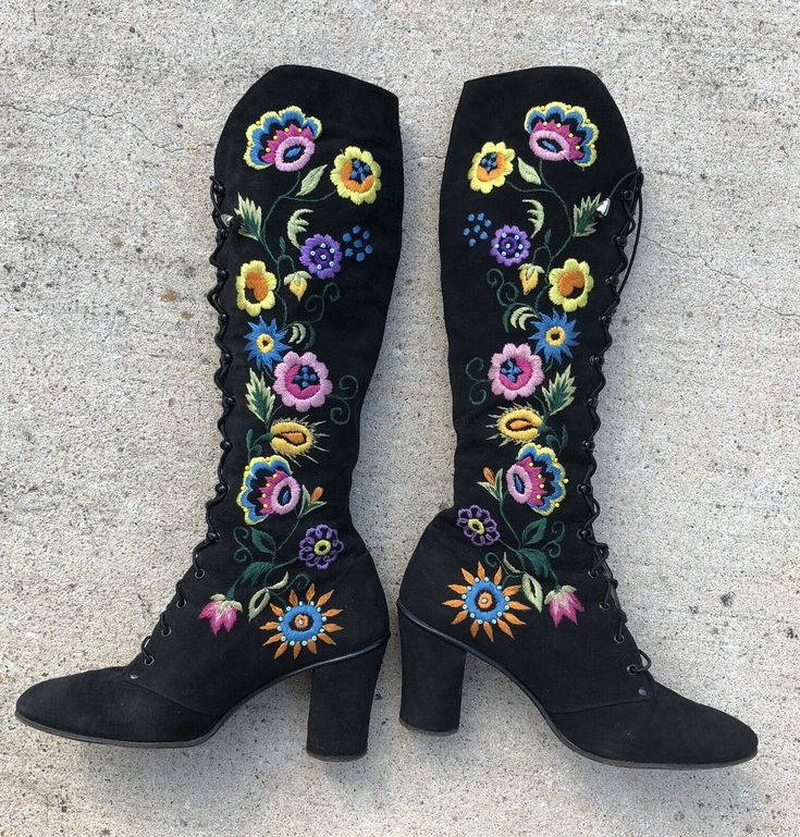 "Vintage 60s 70s - Shoe Biz for Bendel - Black Floral Embroidered & Beaded Lace-up Shoes / Mary Janes SUPER RARE & COLLECTABLE! ONE PAIR ONLY DON'T MISS OUT Last 2 pictures.... Shows exact same Boots made for Jerrold Edouard & other high end Luxury Stores in the 60s & 70s, these were similar boots (White) also made for Jerry Edouard that were worn by Kate Hudson as PENNY LANE in \"Almost Famous\" Movie, September 13th, 2000. Almost Famous just celebrated 20th year of Movie Releas Penny Lane Almost Famous, 70s Shoes, Boots Boho, Lane Boots, Rock Vintage, Embroidered Boots, Boots Vintage, Gogo Boots, Hippie Festival