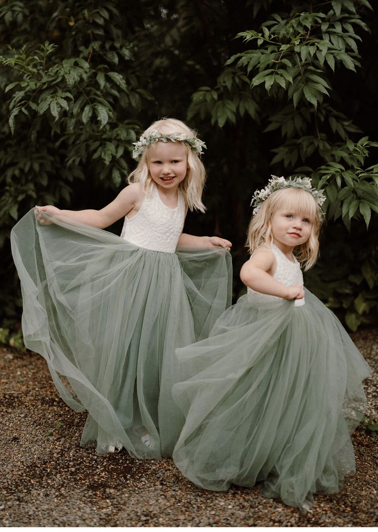 Fairy Flower Girl Wedding, Wedding Bridesmades Dresses, Flower Girl Green Dresses, Garden Wedding Flower Girl, Sage Green Junior Bridesmaid Dresses, Pale Green Wedding Theme, Sage Green Country Wedding, Flower Girl Dresses Sage Green, Flower Girl Sage Green